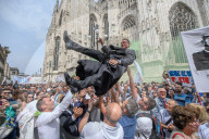 Tradizionale lancio del sacerdote in Piazza Duomo 