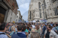 Tradizionale lancio del sacerdote in Piazza Duomo 