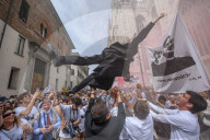 Tradizionale lancio del sacerdote in Piazza Duomo 