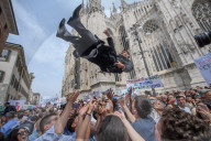 Tradizionale lancio del sacerdote in Piazza Duomo 