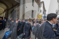 Tradizionale lancio del sacerdote in Piazza Duomo 