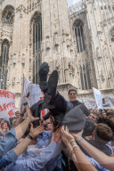 Tradizionale lancio del sacerdote in Piazza Duomo 
