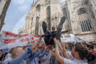 Tradizionale lancio del sacerdote in Piazza Duomo 