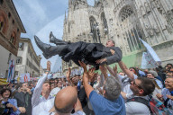 Tradizionale lancio del sacerdote in Piazza Duomo 