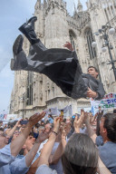 Tradizionale lancio del sacerdote in Piazza Duomo 