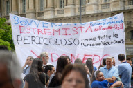 Tradizionale lancio del sacerdote in Piazza Duomo 