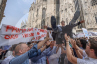 Tradizionale lancio del sacerdote in Piazza Duomo 
