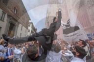 Tradizionale lancio del sacerdote in Piazza Duomo 