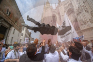 Tradizionale lancio del sacerdote in Piazza Duomo 