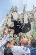 Tradizionale lancio del sacerdote in Piazza Duomo 