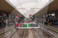 Medioriente: manifestanti pro Palestina occupano stazione Torino Porta Nuova
