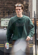 EXCLUSIVE - Der 19-jährige Cruz Beckham erhält einen Strafzettel für das Einparken seines Land Rover Defender in London.
