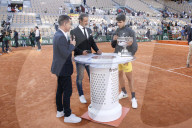 Exclusif - Carlos Alcaraz avec son trophée sur le plateau de France Télévisionss à l'issue de la finale des Internationaux de France de tennis de Roland Garros