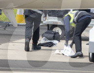 FUSSBALL - Missgeschick mit dem Gepäck der englischen Spieler am Flughafen Birmingham: Kleidung landet auf dem Rollfeld 