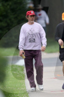 EXCLUSIVE - Robert Downey Jr. entspannt sich in den Hamptons: Morgenspaziergang mit einem Freund 