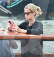 EXCLUSIVE - Nicky Hilton mit ihrer Familie in einem Wassertaxi auf dem Canal Grande in Venedig
