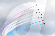 FEATURE - Die Red Arrows zeigen eine Flugshow auf der RAF Cosford Airshow