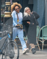 EXCLUSIVE - Mel B geht Arm in Arm mit einer Freundin im Londoner West End spazieren