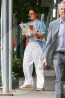 EXCLUSIVE - Drew Barrymore liest beim Spazierengehen