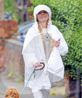 EXCLUSIVE -  Geri Halliwell zeigt ihren Ehering beim Spaziergang mit dem Hund in Nordlondon