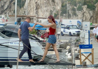 EXCLUSIVE -  Dua Lipa trifft im Capri Yacht Club ein