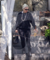 EXCLUSIVE - Lady Gaga geht in einem Paar Celine-Stiefel mit passender Celine-Tasche zu einem Treffen
