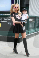 EXCLUSIVE -   Paris Hilton geht mit ihrem Sohn Phoenix in NYC einkaufen
