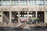 Torino, studenti si incatenano ai cancelli del Politecnico