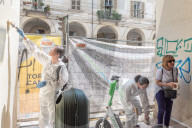 Volontari dell'associazione esercenti di via Po ripuliscono i muri di via Po a Torino