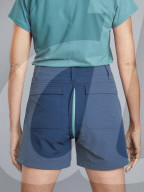 Uniqie zipper allows women to pee free
