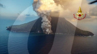 Stromboli, intensa eruzione del vulcano - Le immagini riprese dall'elicottero dei vigili del fuoco