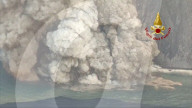 Stromboli, intensa eruzione del vulcano - Le immagini riprese dall'elicottero dei vigili del fuoco