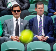 TENNIS - Roger Federer sitzt mit seinen Eltern Lynette und Robert auf der Tribüne in Wimbledon