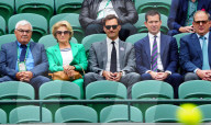 TENNIS - Roger Federer sitzt mit seinen Eltern Lynette und Robert auf der Tribüne in Wimbledon