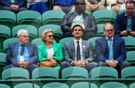 TENNIS - Roger Federer sitzt mit seinen Eltern Lynette und Robert auf der Tribüne in Wimbledon