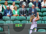 TENNIS - Roger Federer sitzt mit seinen Eltern Lynette und Robert auf der Tribüne in Wimbledon