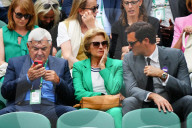 TENNIS - Roger Federer sitzt mit seinen Eltern Lynette und Robert auf der Tribüne in Wimbledon