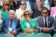 TENNIS - Roger Federer sitzt mit seinen Eltern Lynette und Robert auf der Tribüne in Wimbledon