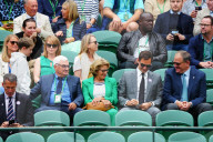 TENNIS - Roger Federer sitzt mit seinen Eltern Lynette und Robert auf der Tribüne in Wimbledon