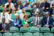 TENNIS - Roger Federer sitzt mit seinen Eltern Lynette und Robert auf der Tribüne in Wimbledon