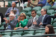TENNIS - Roger Federer sitzt mit seinen Eltern Lynette und Robert auf der Tribüne in Wimbledon