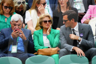TENNIS - Roger Federer sitzt mit seinen Eltern Lynette und Robert auf der Tribüne in Wimbledon