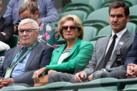 TENNIS - Roger Federer sitzt mit seinen Eltern Lynette und Robert auf der Tribüne in Wimbledon