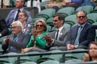 TENNIS - Roger Federer sitzt mit seinen Eltern Lynette und Robert auf der Tribüne in Wimbledon