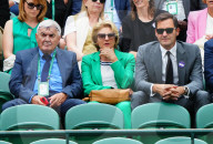 TENNIS - Roger Federer sitzt mit seinen Eltern Lynette und Robert auf der Tribüne in Wimbledon