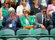 TENNIS - Roger Federer sitzt mit seinen Eltern Lynette und Robert auf der Tribüne in Wimbledon