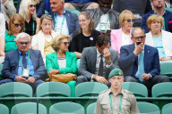 TENNIS - Roger Federer sitzt mit seinen Eltern Lynette und Robert auf der Tribüne in Wimbledon