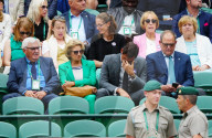 TENNIS - Roger Federer sitzt mit seinen Eltern Lynette und Robert auf der Tribüne in Wimbledon
