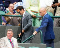 TENNIS - Roger Federer sitzt mit seinen Eltern Lynette und Robert auf der Tribüne in Wimbledon