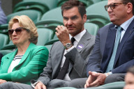 TENNIS - Roger Federer sitzt mit seinen Eltern Lynette und Robert auf der Tribüne in Wimbledon